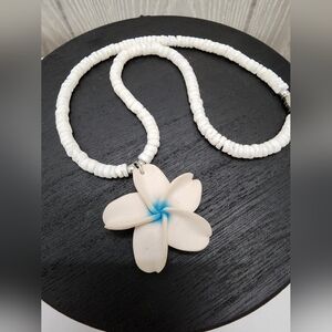 Shell choker necklace